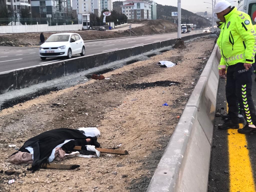 Ankara'da yolun karşısına geçmeye çalışan 2 kadın hayatını kaybetti