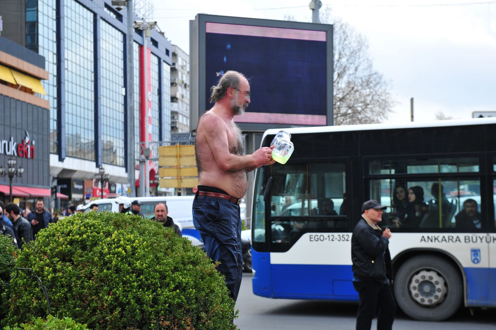 Üzerine benzin döküp kendini yakmaya çalıştı