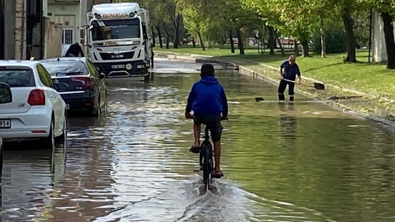 Yollar göle döndü, küreği alan rögara koştu!