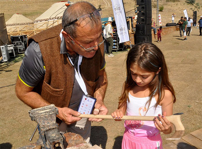 Baston isteyen kapısına ‘dizi’liyor