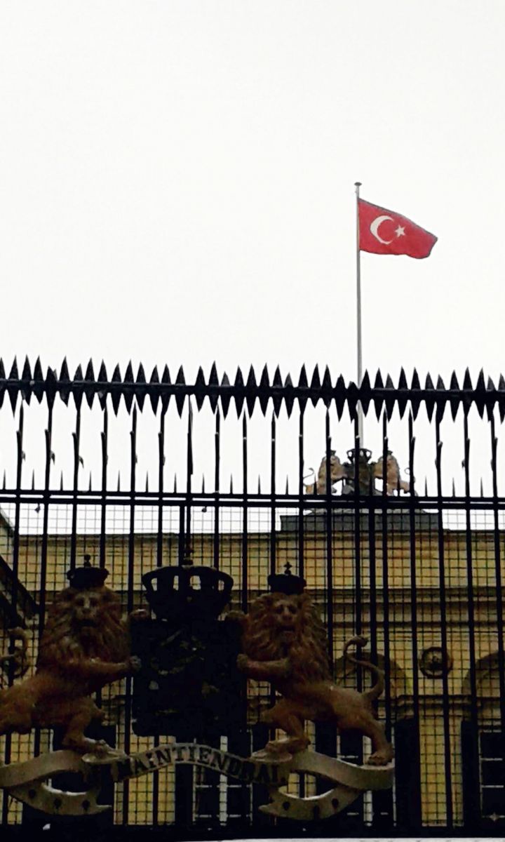 Hollanda Konsolosluğu'na Türk bayrağı asıldı