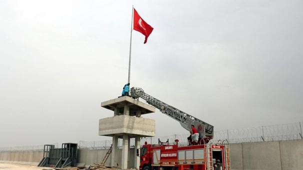 Sınırdaki Türk Bayrağı daha yükseğe çekildi