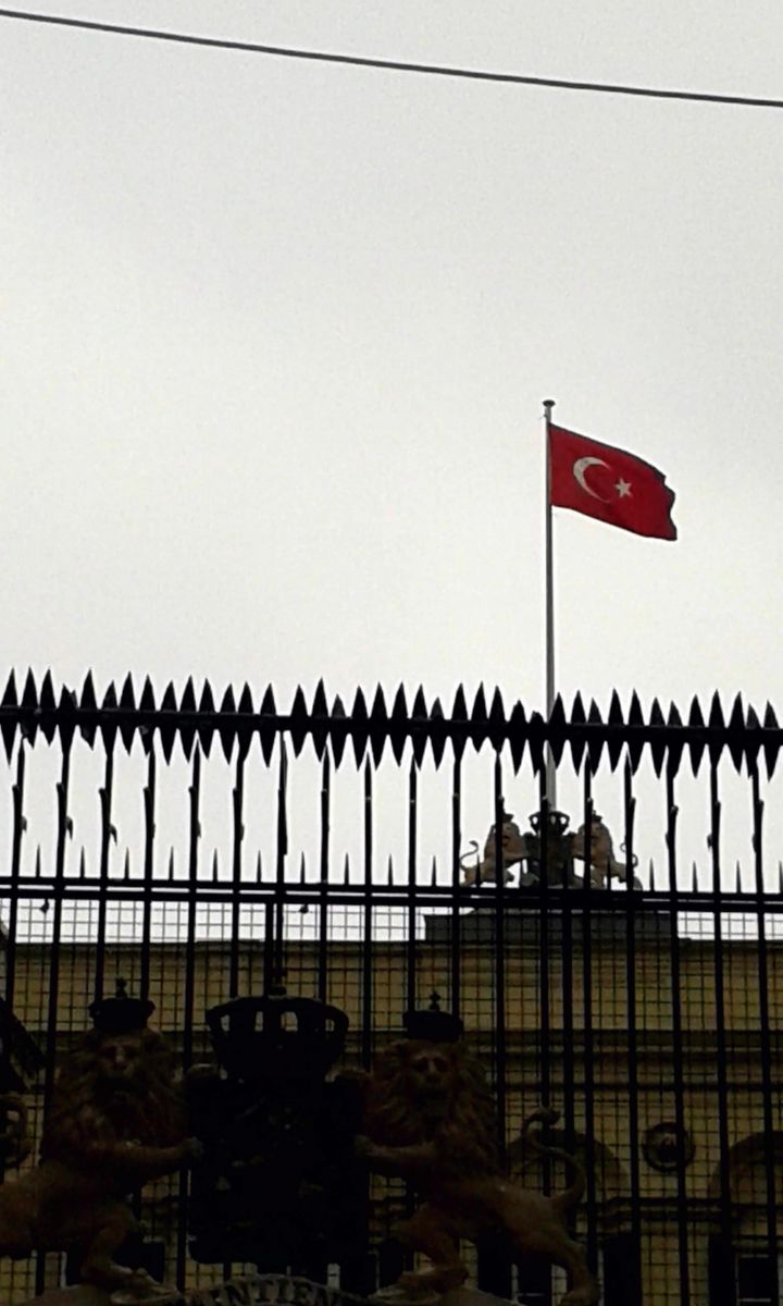 Hollanda Konsolosluğu'na Türk bayrağı asıldı