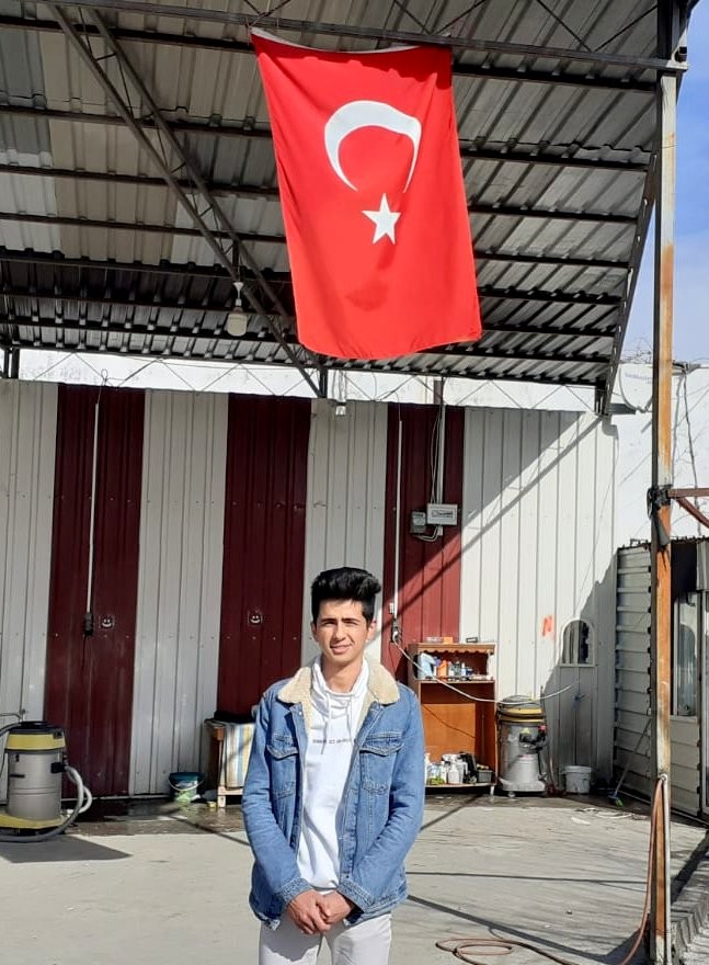 Tırmandı, düzeltti, indi... İşte bayrak sevgisi