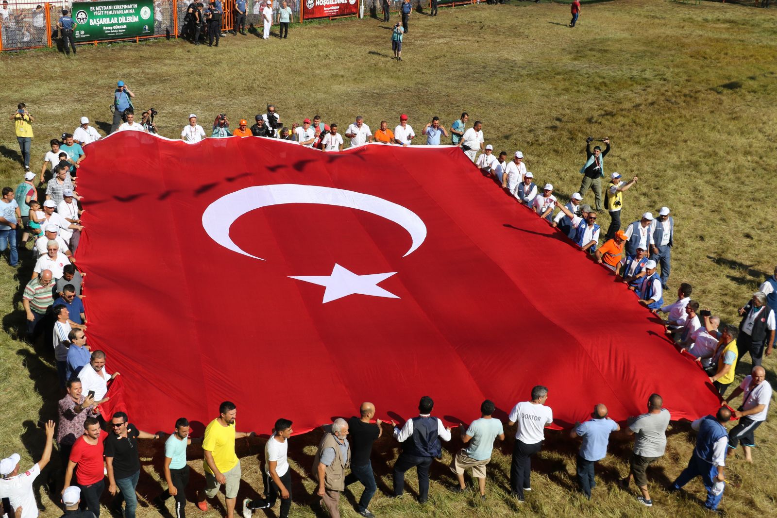 Kırkpınar’da dev Türk bayrağı açıldı