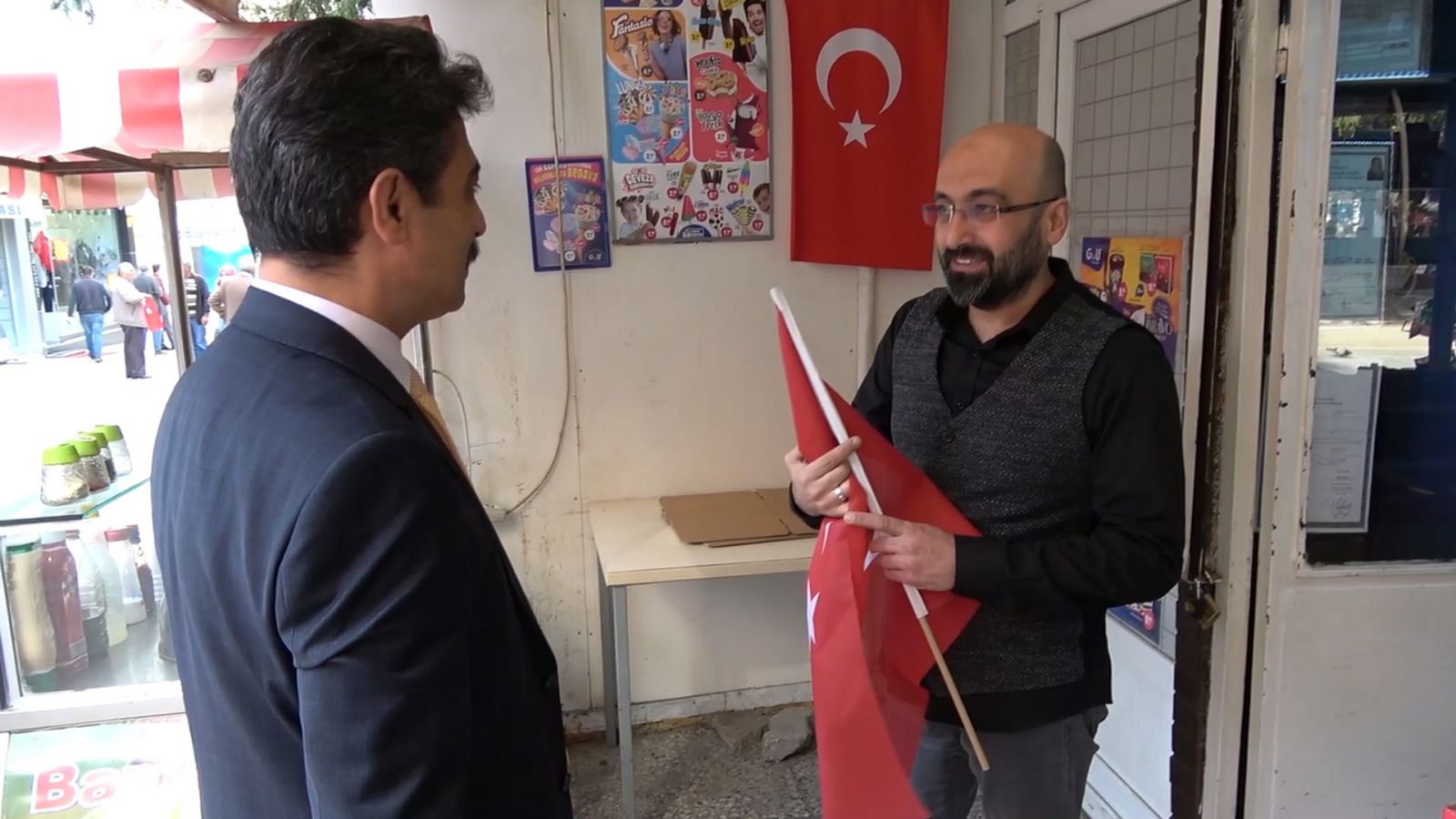 Barış Pınarı Harekatı'na Türk bayraklı destek