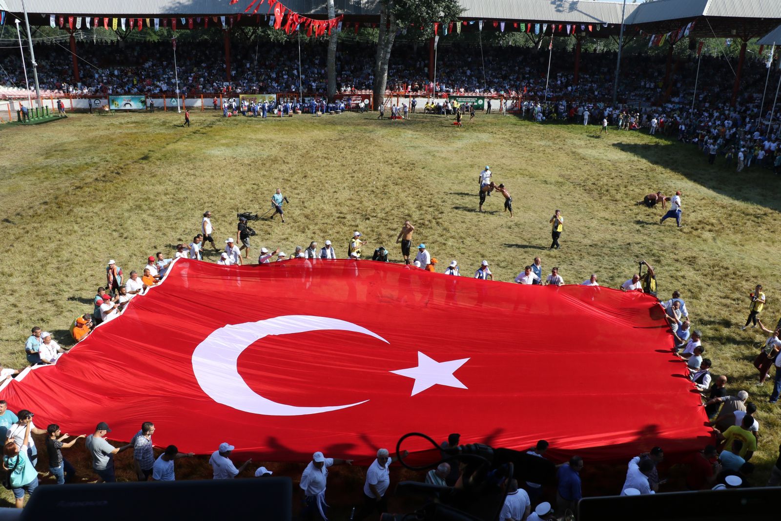 Kırkpınar’da dev Türk bayrağı açıldı