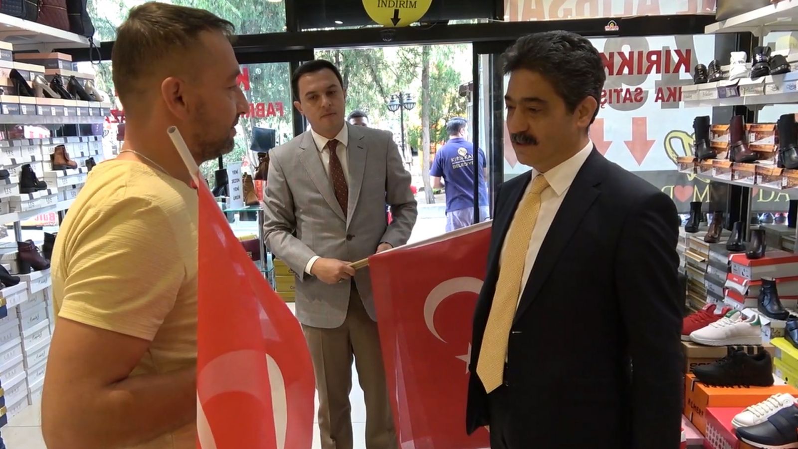 Barış Pınarı Harekatı'na Türk bayraklı destek