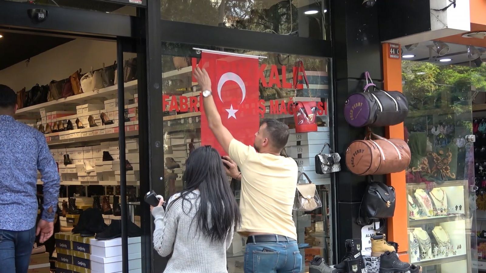 Barış Pınarı Harekatı'na Türk bayraklı destek