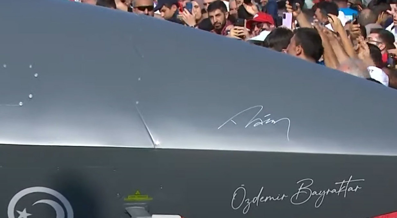 Cumhurbaşkanı Erdoğan Bayraktar Kızılelma'yı imzaladı Cumhurbaşkanı Erdoğan Bayraktar Kızılelma'yı imzaladı