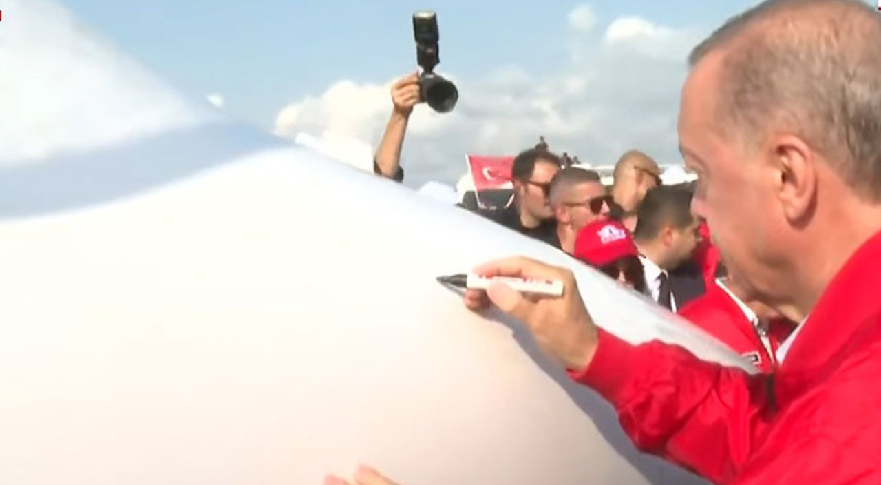 Cumhurbaşkanı Erdoğan Bayraktar Kızılelma'yı imzaladı