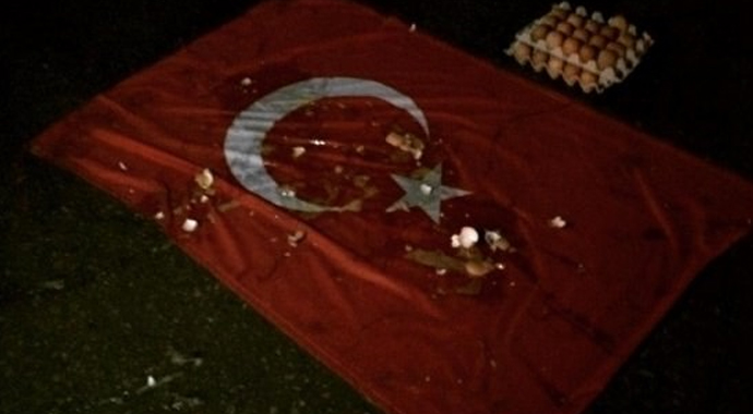 Rusya'da Türk bayrağına çirkin saldırı Rusya'da Türk bayrağına çirkin saldırı