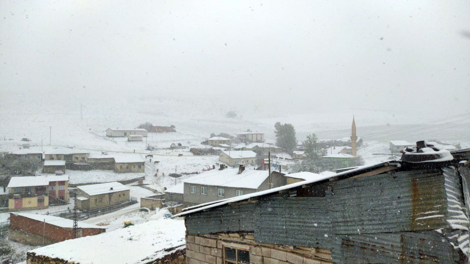 Bayramın tadını lapa lapa yağan kar altında kartopu oynayarak çıkarttılar