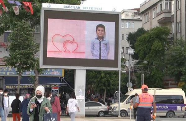 Temizlik görevlisi babaya çocuklarından ağlatan sürpriz