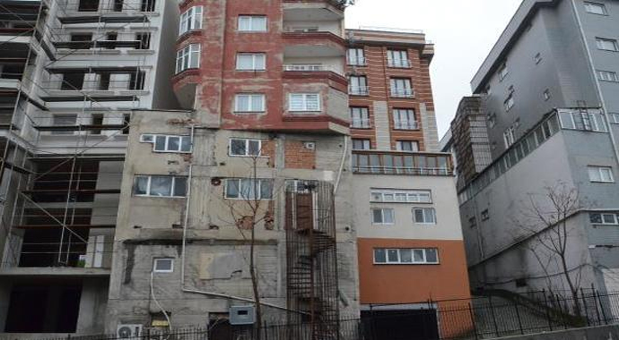 Bağcılar'da göreni şaşkına çeviren bina