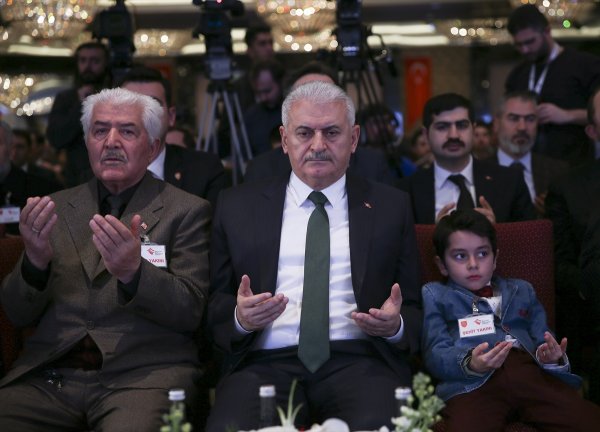 Başbakan Yıldırım'la şehit çocuğunun yakınlığı objektiflere yansıdı