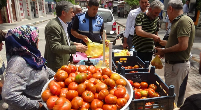 Seyyar satıcı eylem yaptı, domatesleri belediye başkanı sattı
