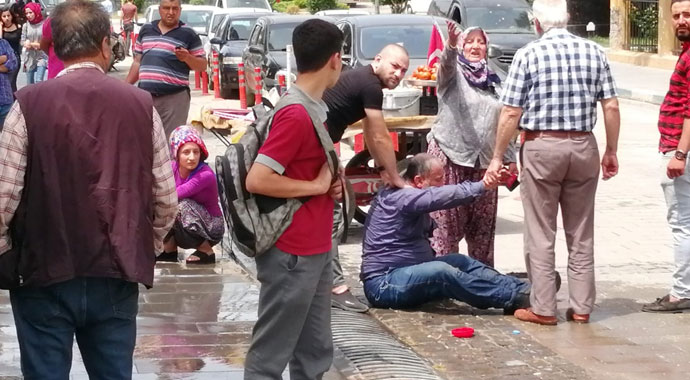 Seyyar satıcı eylem yaptı, domatesleri belediye başkanı sattı