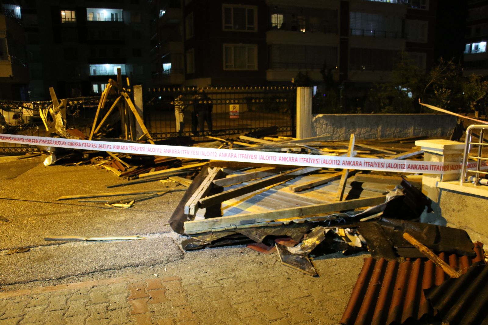 Başkent’te şiddetli fırtına binaların çatısını uçurdu
