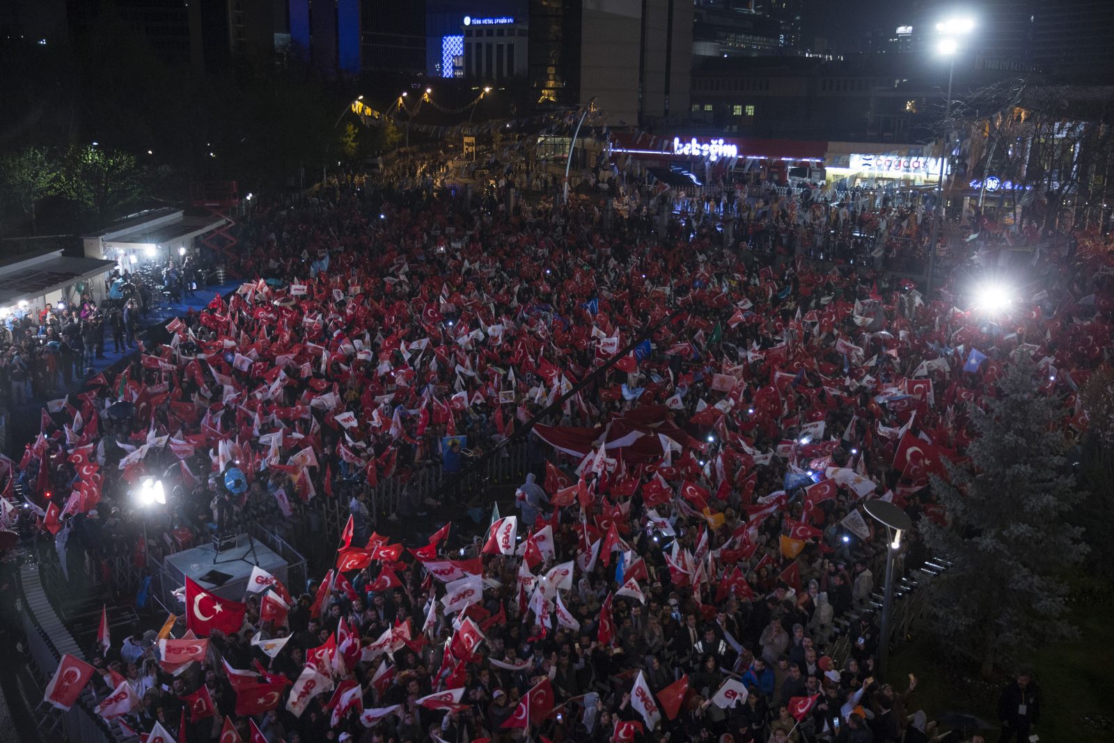 Başbakan Yıldırım'dan balkon konuşması