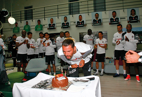 Kara kartal stres attı