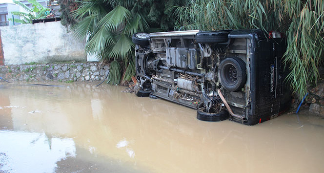 Bodrum'da 100 araç, 50 ev, 30 iş yeri sular altında kaldı