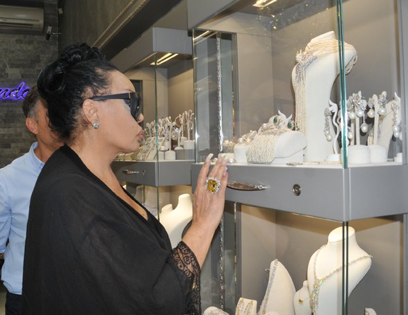 Bülent Ersoy, daire parasına pırlanta aldı