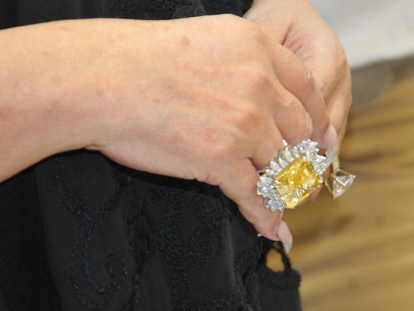 Bülent Ersoy, daire parasına pırlanta aldı