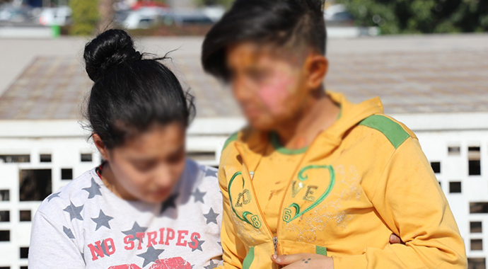 Önce telefonunu gasp etti, sonra üzerine benzin döküp yaktı