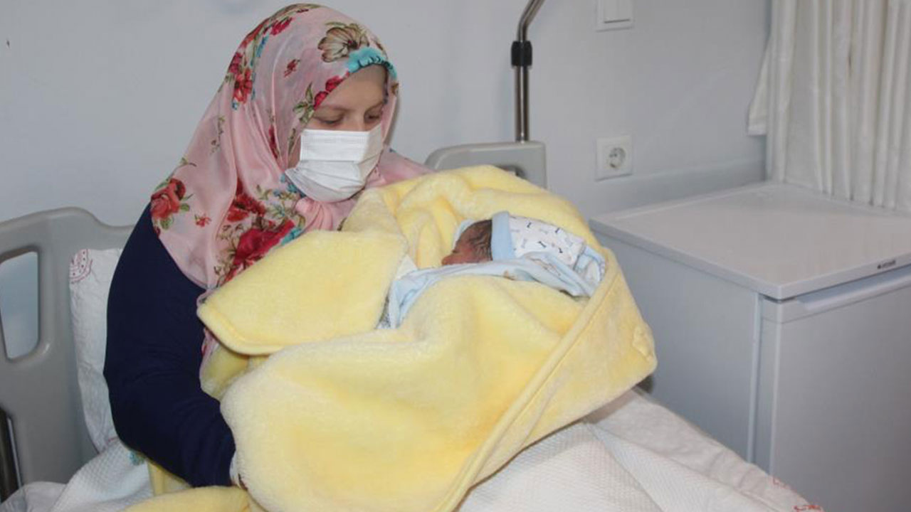 Yeni yılın ilk bebekleri dünyaya geldi