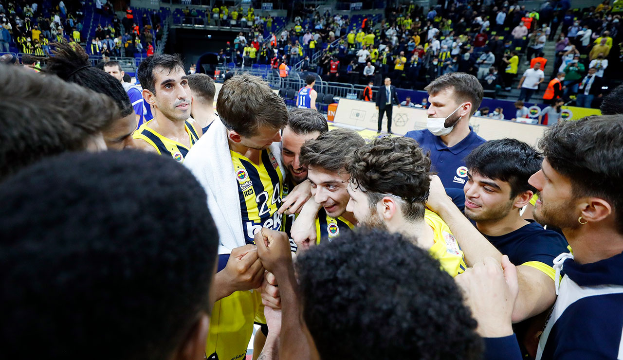 Fener apolet söktü! Anadolu Efes'e 22 sayı fark Fener apolet söktü! Anadolu Efes'e 22 sayı fark