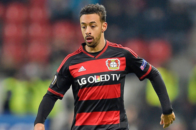 Ünlü futbolcu maçın ortasında bir anda yere yığıldı