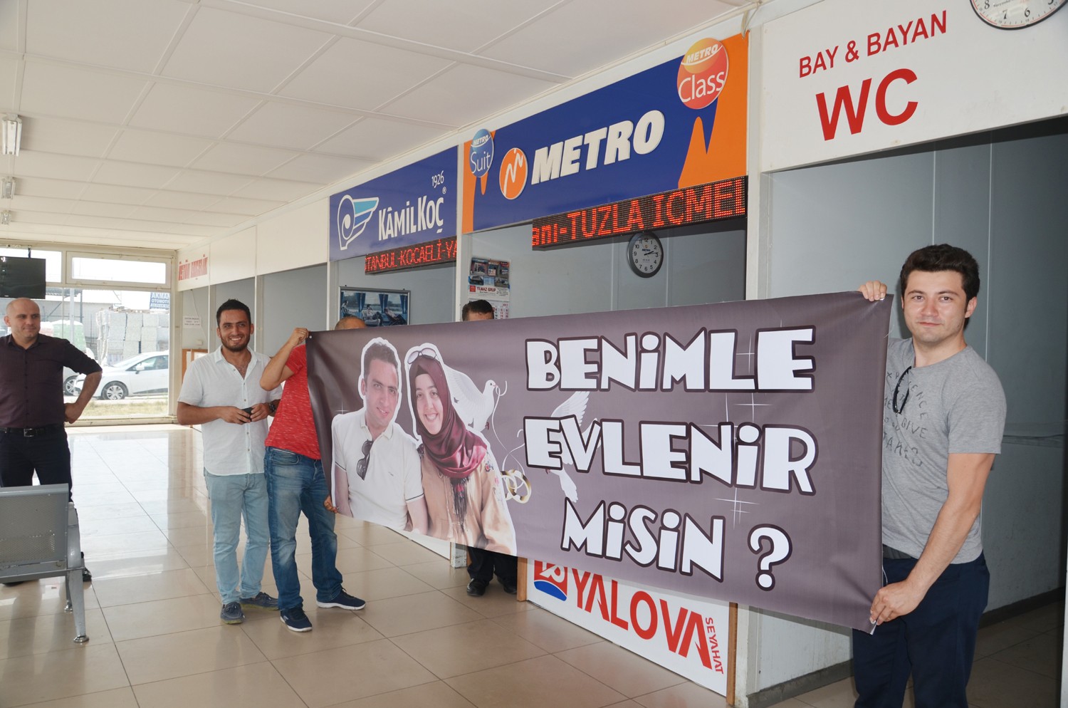 Biletinde sorun olunca otobüsten indi evlilik teklifi aldı