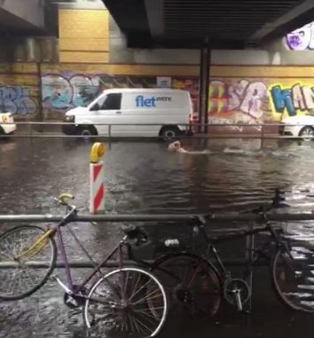 Berlin yağmura teslim oldu