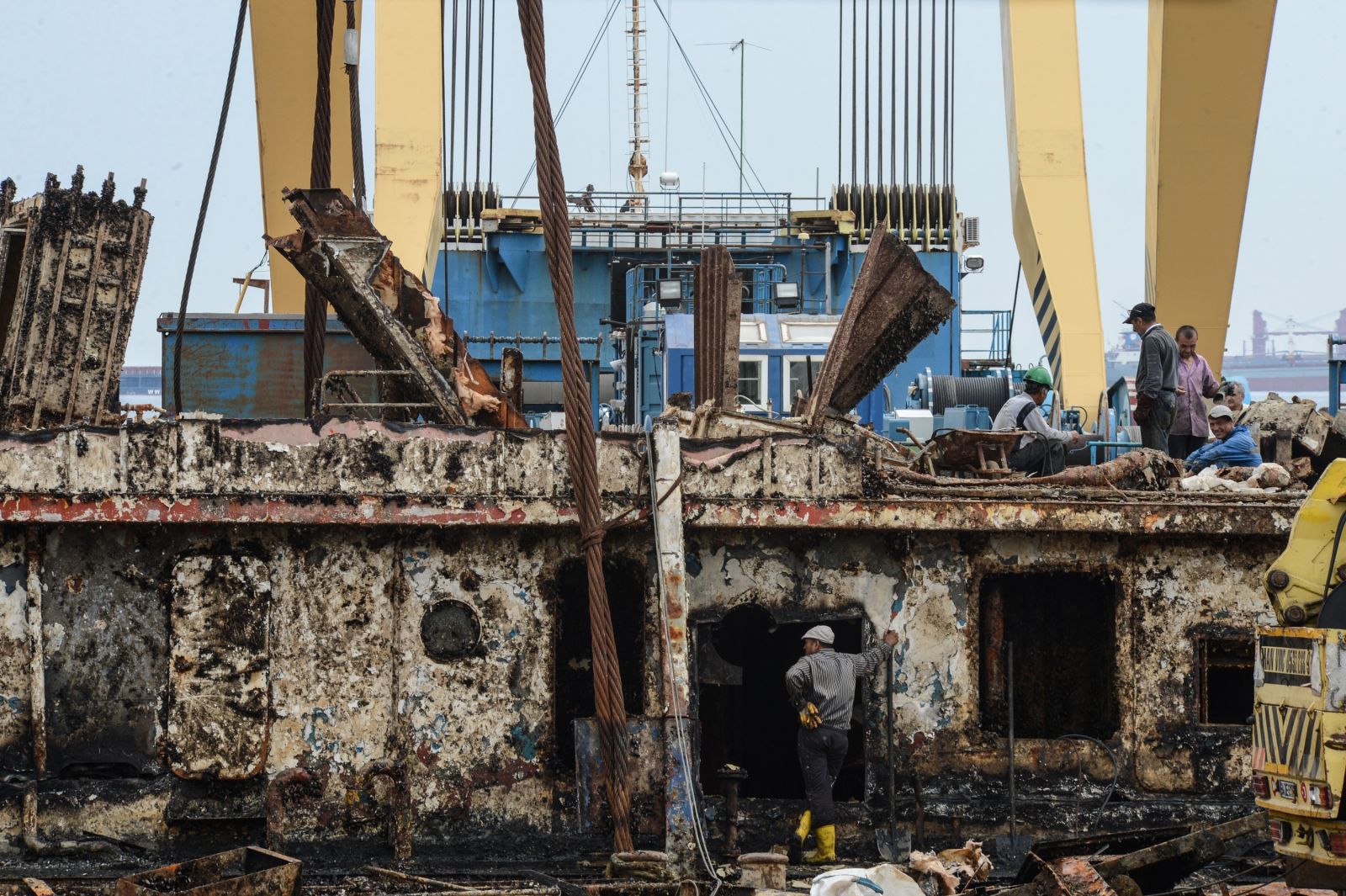 Batık gemi 'Bereket' parçalanıyor