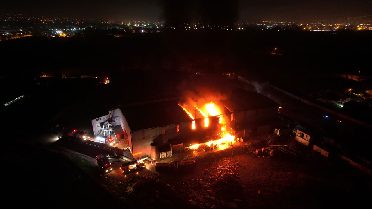 Kartepe'de fabrika alevlere teslim oldu