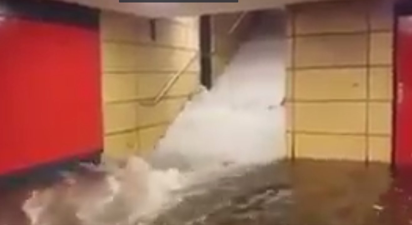 Berlin yağmura teslim oldu