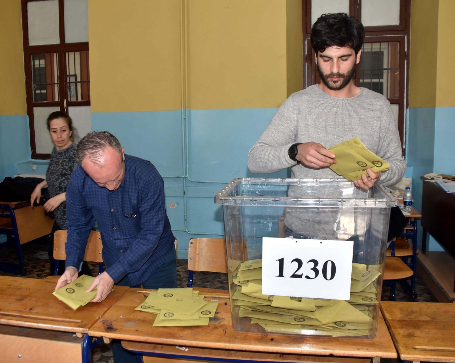 Bergama'da CHP itiraz etti, AK Parti'nin oyu yükseldi