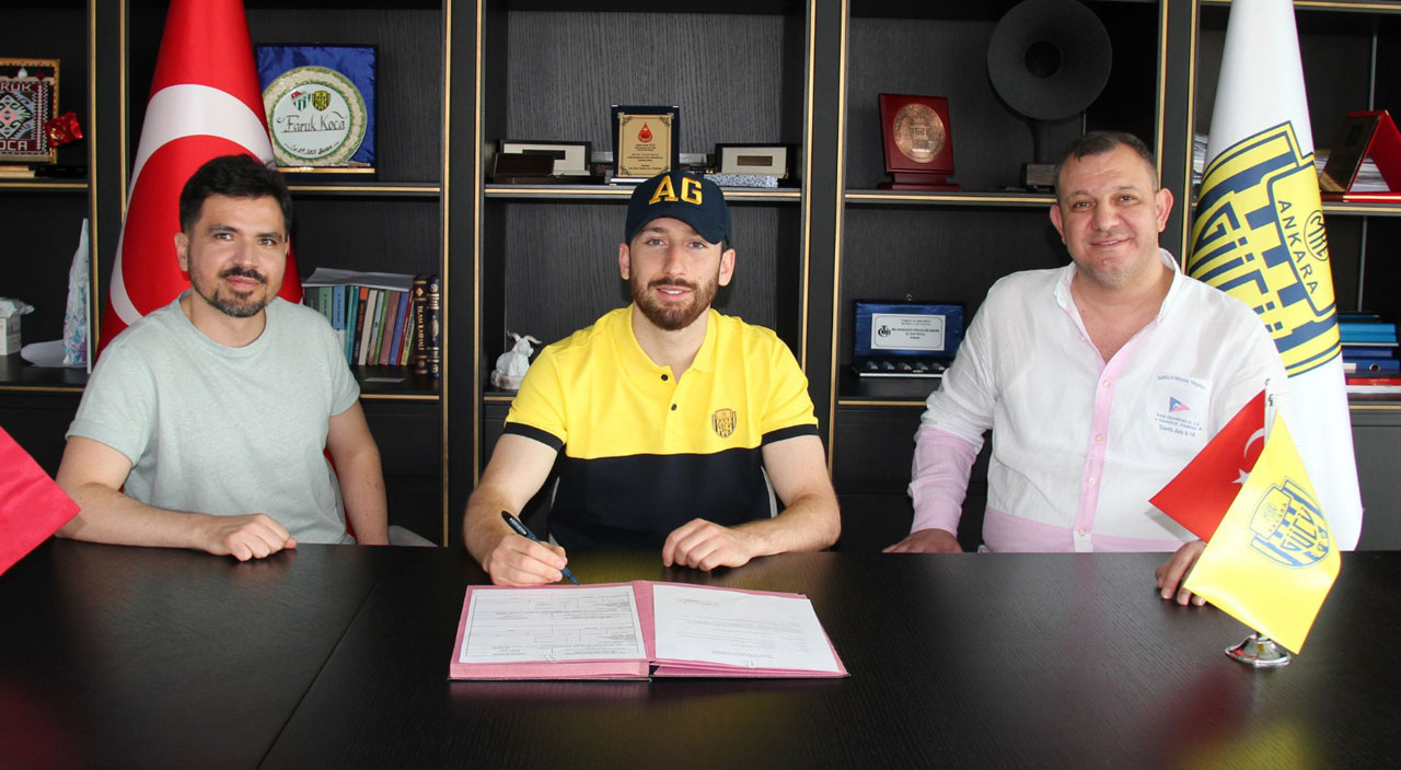 Giorgi Beridze Ankaragücü'nde... Gürcü futbolcu 3 yıllık imza attı Giorgi Beridze Ankaragücü'nde... Gürcü futbolcu 3 yıllık imza attı