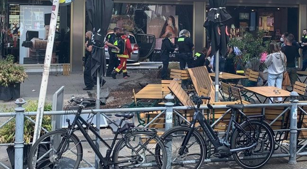 Berlin'de araç kalabalığın arasına daldı: 1 ölü 30 yaralı