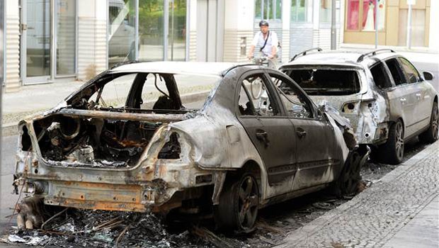 Berlin'de polisle göstericiler çatıştı