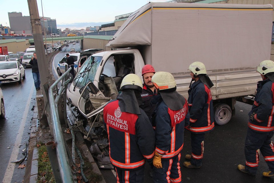 Beşiktaş'ta kamyonet kontrolden çıktı: 2 yaralı