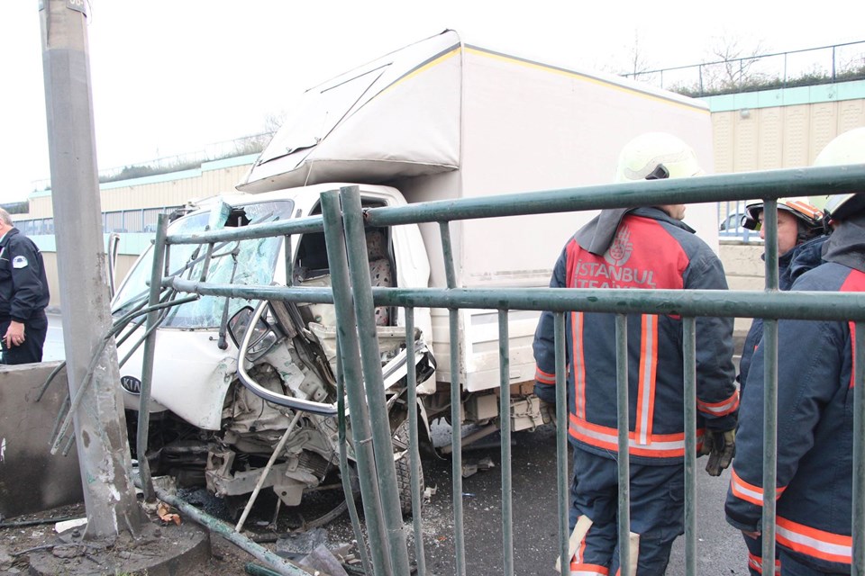 Beşiktaş'ta kamyonet kontrolden çıktı: 2 yaralı