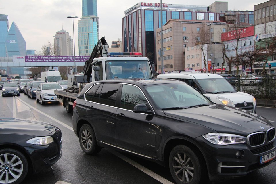 Beşiktaş'ta kamyonet kontrolden çıktı: 2 yaralı
