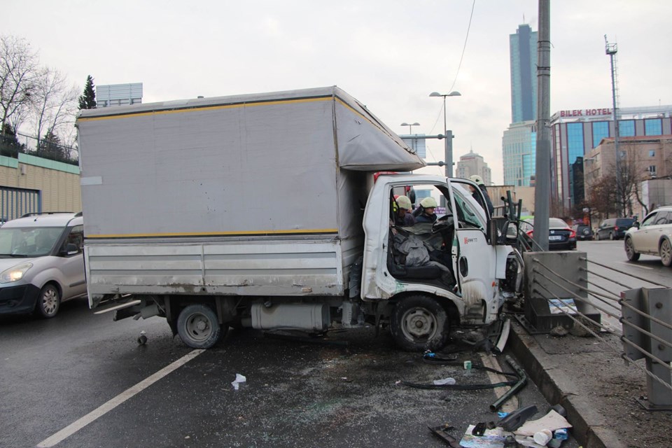 Beşiktaş'ta kamyonet kontrolden çıktı: 2 yaralı
