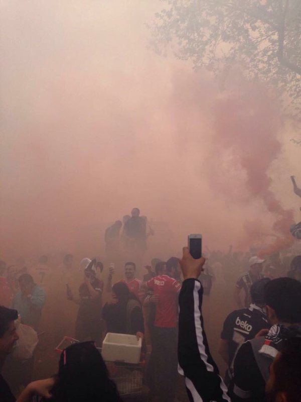 Taraftarlar meşalelerle Beşiktaş'ı yaktı