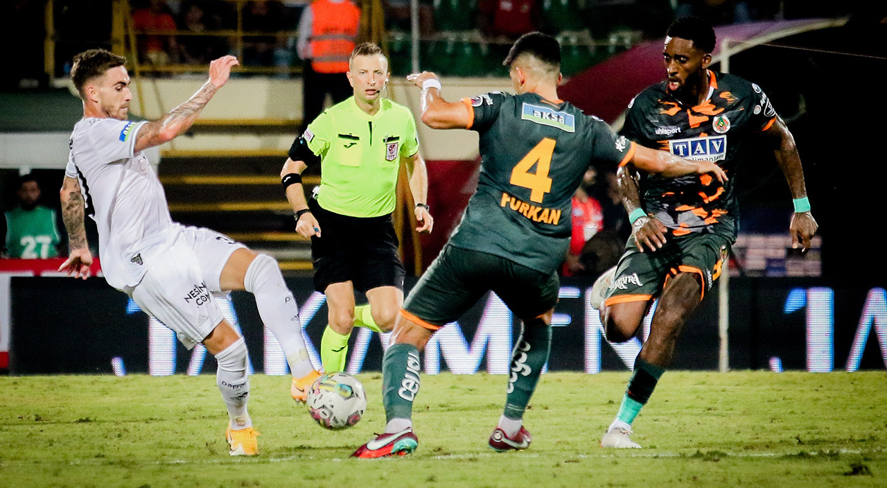 Beşiktaş'tan hakeme tepki: 'Hiçbir maçımızda görmek istemiyoruz'