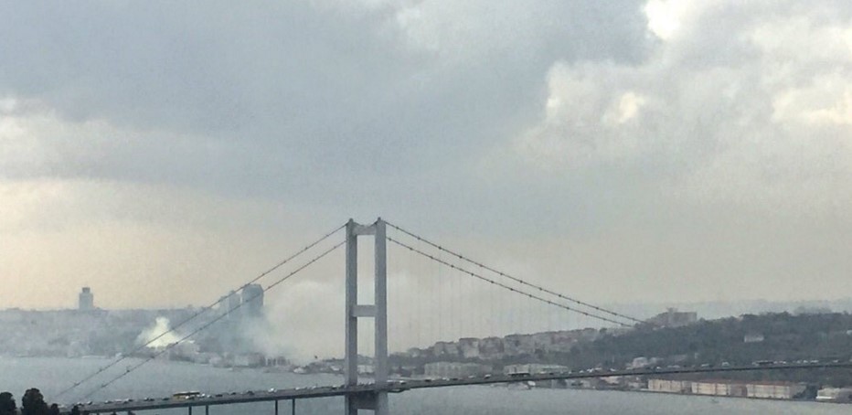 Taraftarlar meşalelerle Beşiktaş'ı yaktı