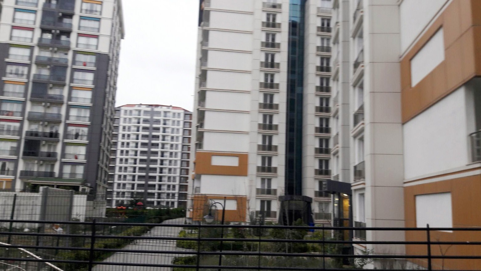 Beylikdüzü'nde lüks sitede iki kadın vuruldu