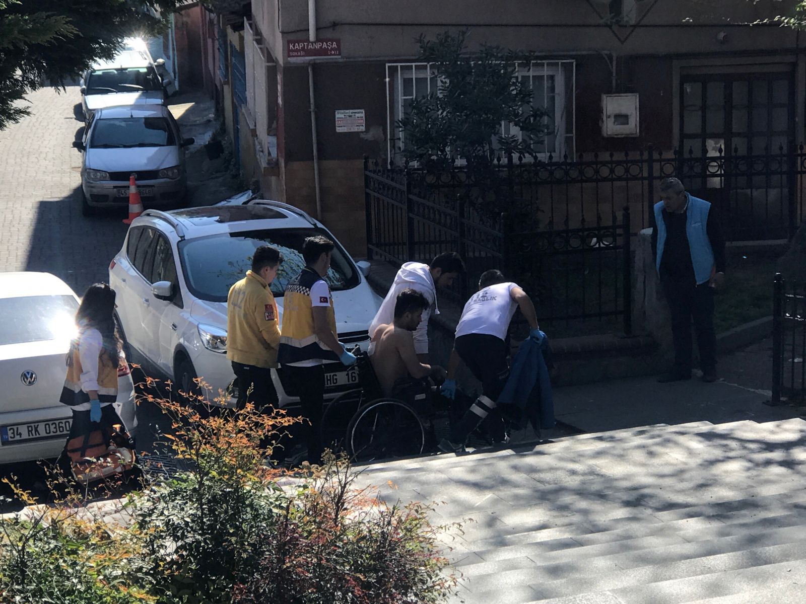 Beyoğlu’nda dayaktan kaçmaya çalışan kadın eşini sırtından bıçakladı